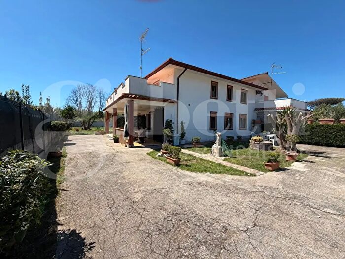 Casa con 6 locali in vendita in Strada Valmontorio, Latina
