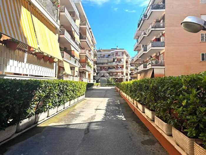 Appartamento bilocale in vendita in Via Val Maggia, Roma
