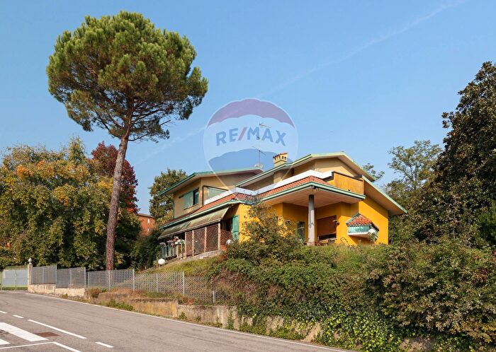 Casa con 7 locali in vendita in Montevecchia