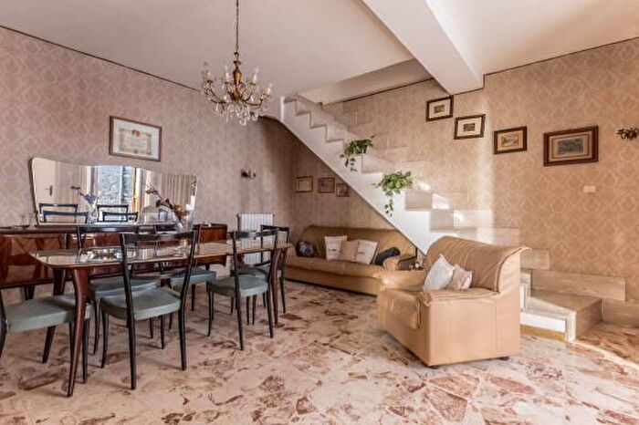 Appartamento con 6 locali in vendita in Via Giuseppe Garibaldi, Sezze