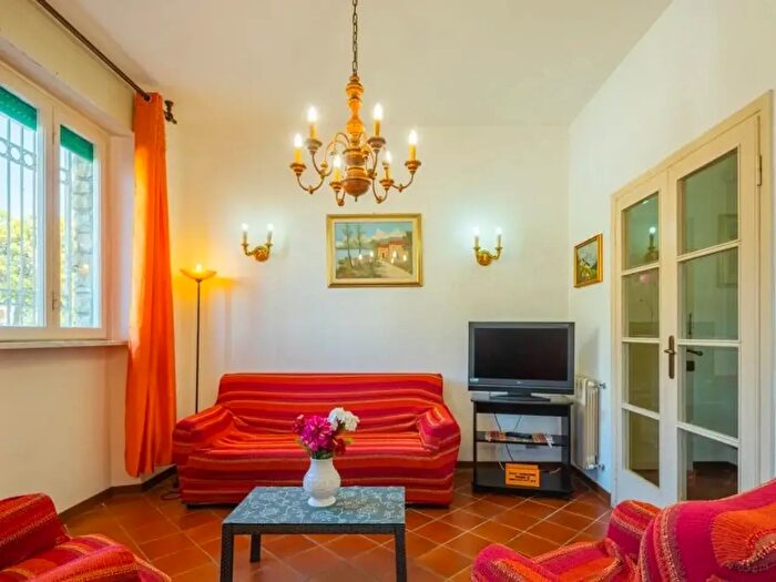 Appartamento trilocale in affitto in Camaiore