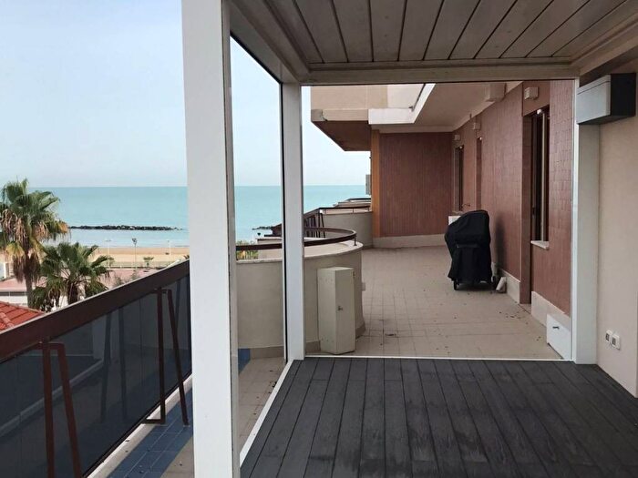 Casa trilocale in affitto in Viale della Riviera, Lungomare Strada Parco, Pescara