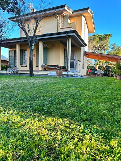 Casa con 5 locali in vendita in Massa