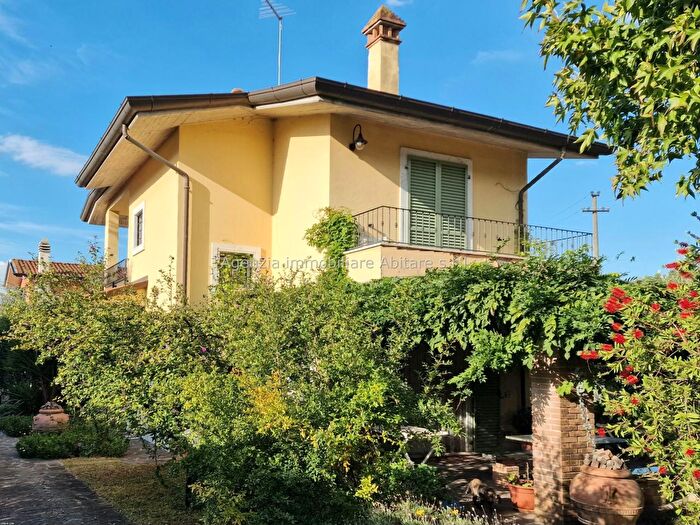 Casa con 6 locali in vendita in Massa