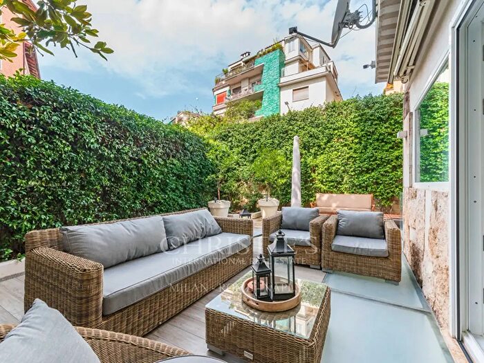 Appartamento con 8 locali in vendita in Via Girolamo Dandini, Roma