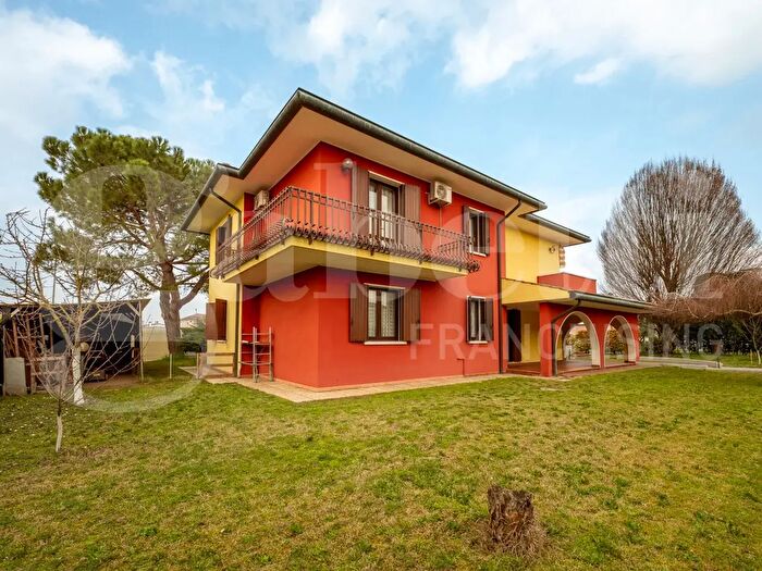 Casa con 8 locali in vendita in Via Barbarigo, Tribano