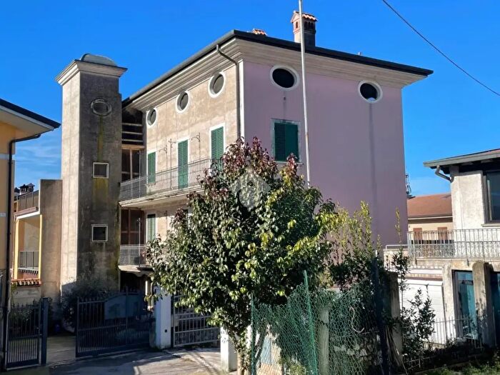 Casa con 10 locali in vendita in Via S Eurosia, Lonato