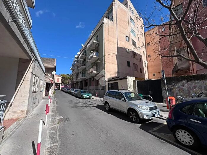 Appartamento trilocale in vendita in Via Scandurra, Catania