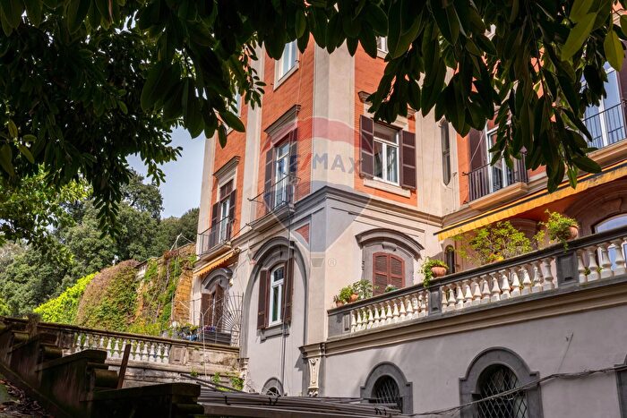 Appartamento con 8 locali in vendita in Napoli