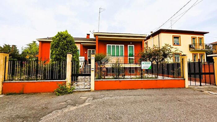 Casa con 5 locali in vendita in Via Asola, Mantova