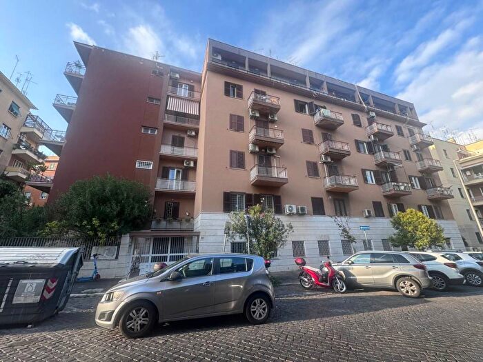 Appartamento quadrilocale in affitto in Via Oreste Tommasini, Bologna, Roma