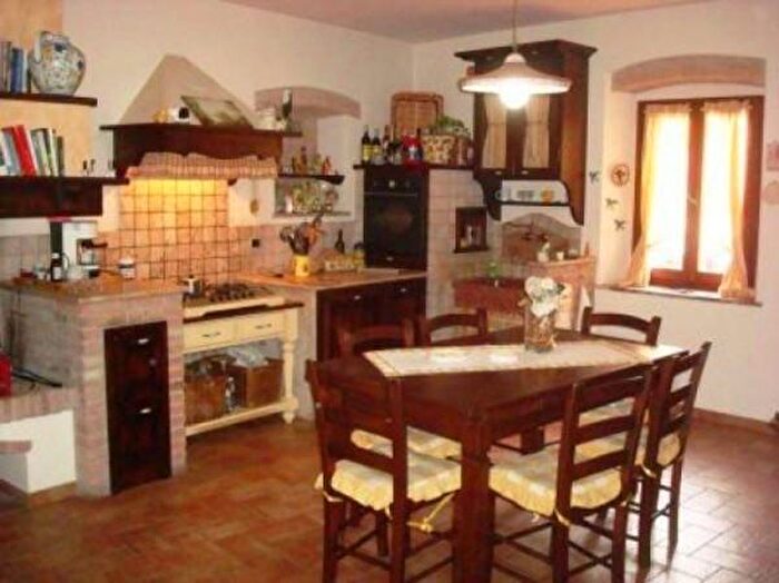 Casa con 6 locali in vendita in Lajatico