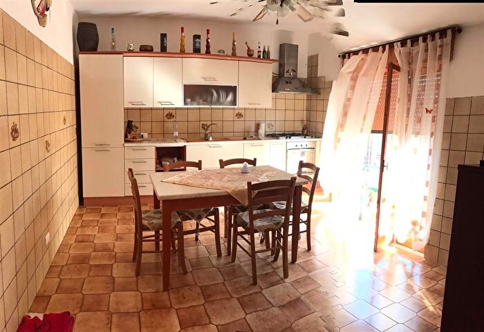 Appartamento con 7 locali in vendita in Via dei Gelsomini, Pachino