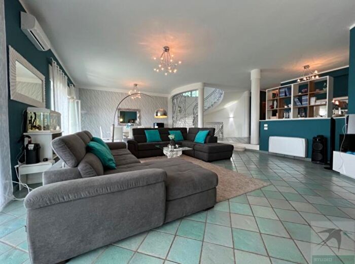 Casa con 6 locali in vendita in Lappano