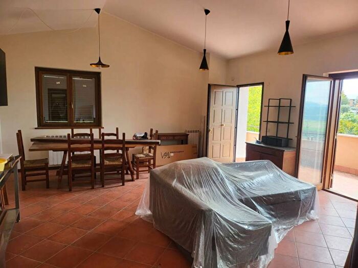 Appartamento trilocale in affitto in Via Rocchette, Forano