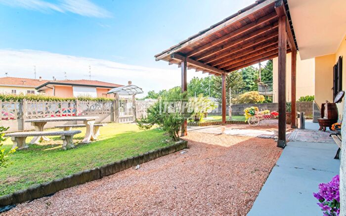 Casa quadrilocale in vendita in Viale Kennedy, Marnate