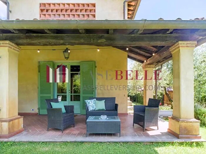 Casa con 9 locali in vendita in Camaiore