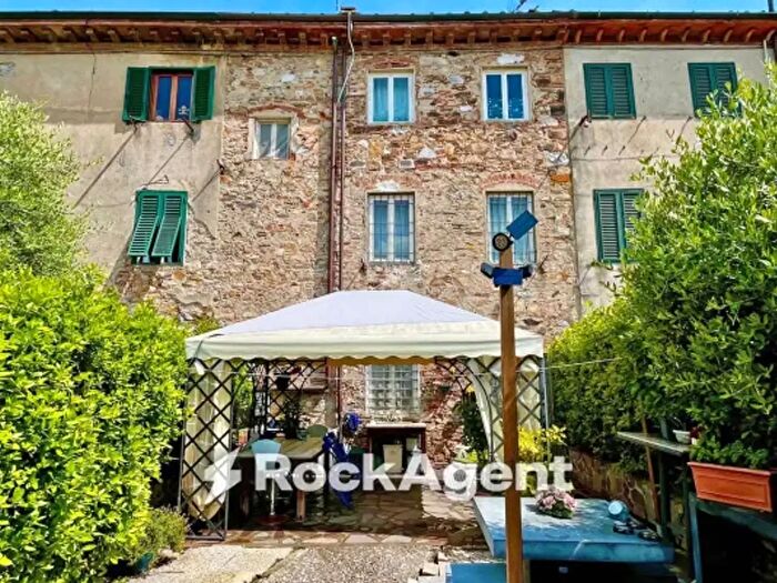 Casa con 6 locali in vendita in Lucca