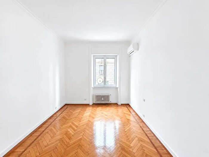Appartamento trilocale in vendita in Via Caprera, Milano