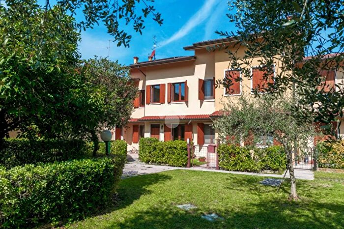 Casa con 6 locali in vendita in Via Trento, Pastrengo