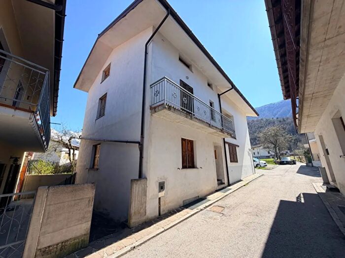 Casa trilocale in vendita in Via Acquedotto, Resia