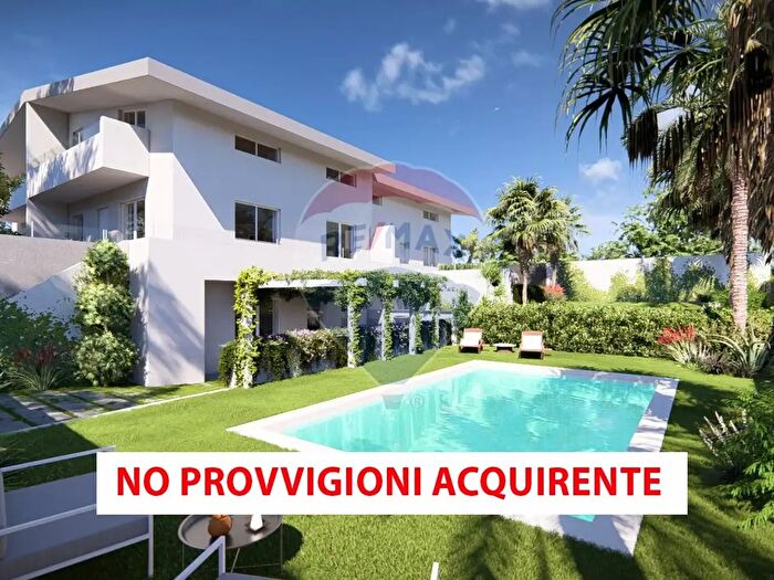 Casa con 9 locali in vendita in Via Arezzo Snc, San Giovanni La Punta