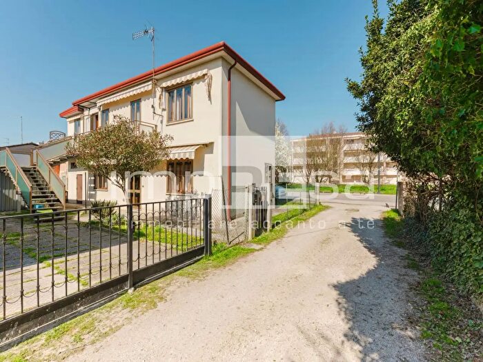 Casa con 6 locali in vendita in Viale Don Sturzo, Marcon
