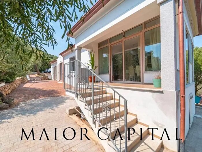 Casa con 10 locali in vendita in San Teodoro