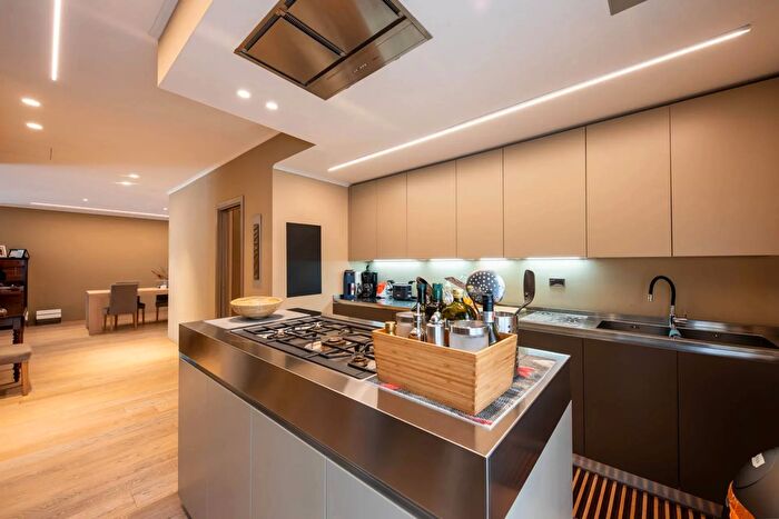 Appartamento con 8 locali in vendita in Via Piacenza, Torino