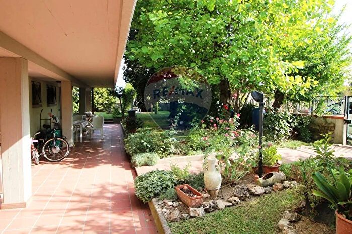 Casa con 8 locali in vendita in Voltuzza, Forli