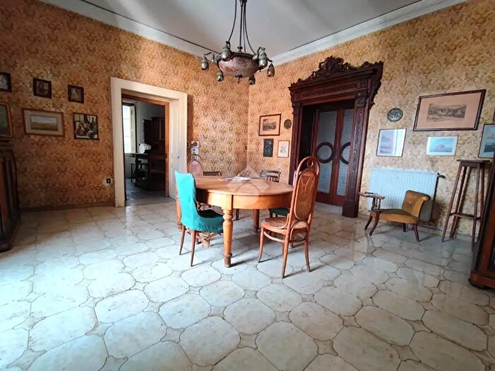 Appartamento bilocale in affitto in Via Caravita, Napoli