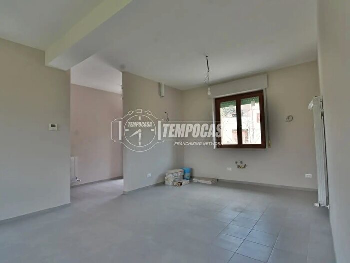 Appartamento quadrilocale in vendita in Camporotondo Di Fiastrone