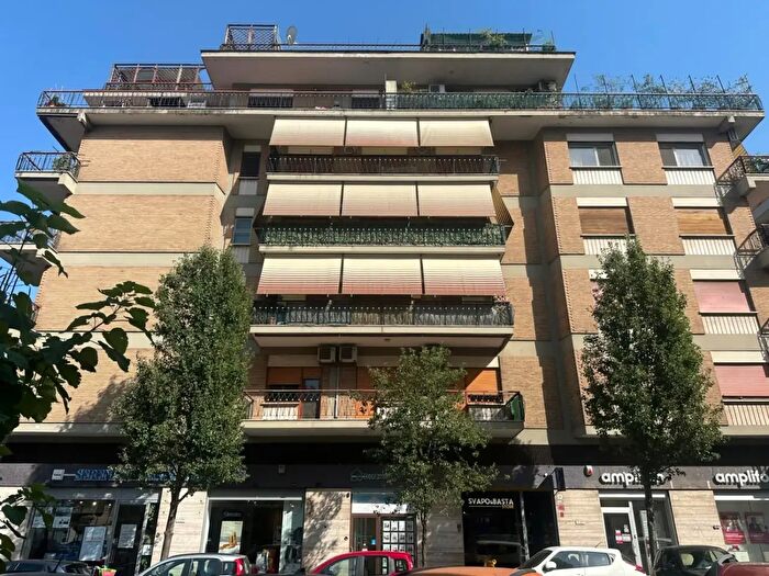 Appartamento quadrilocale in vendita in Via Aristide Leonori, Roma
