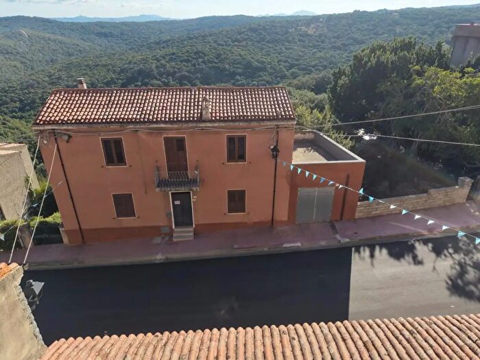 Casa con 7 locali in vendita in Luogosanto
