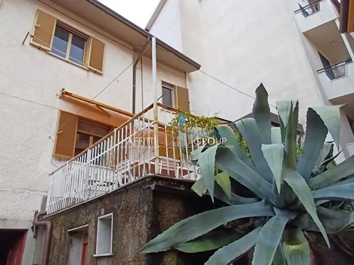 Casa con 6 locali in vendita in Frazione Pariana, Massa