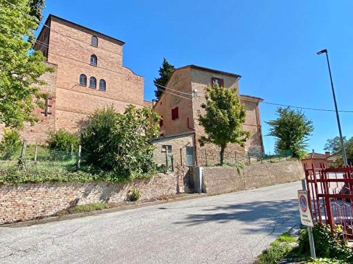 Appartamento con 6 locali in vendita in Via della Stazione, Urbino