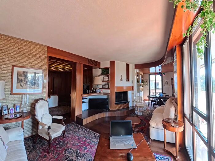 Appartamento con 9 locali in vendita in Via Alcide De Gasperi, Pontedera