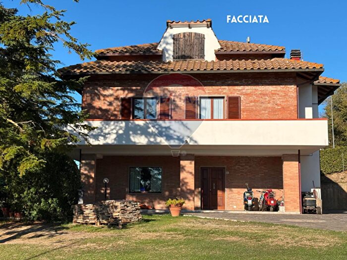 Casa con 9 locali in vendita in Via San Martino, Roccastrada