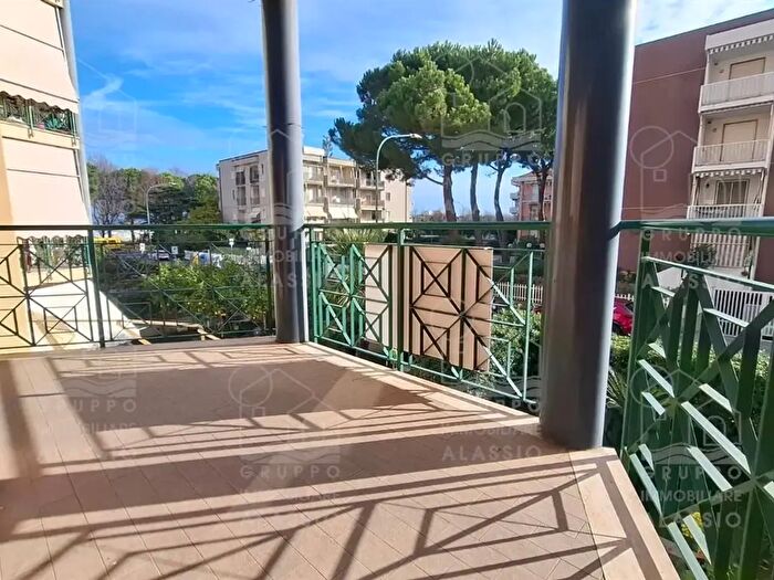 Appartamento quadrilocale in vendita in Via Nino Bixio, Albenga