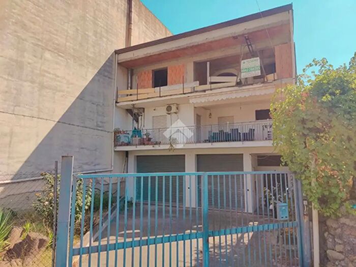 Appartamento con 6 locali in vendita in Via della Madonnina, Calatabiano