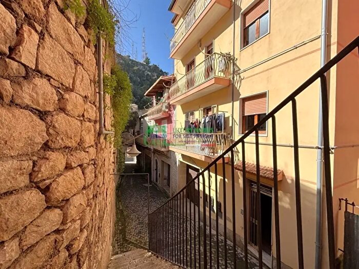 Appartamento con 8 locali in vendita in Via Tirella B, Modica