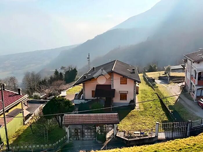Casa trilocale in vendita in Via Pedena, Capo Di Ponte