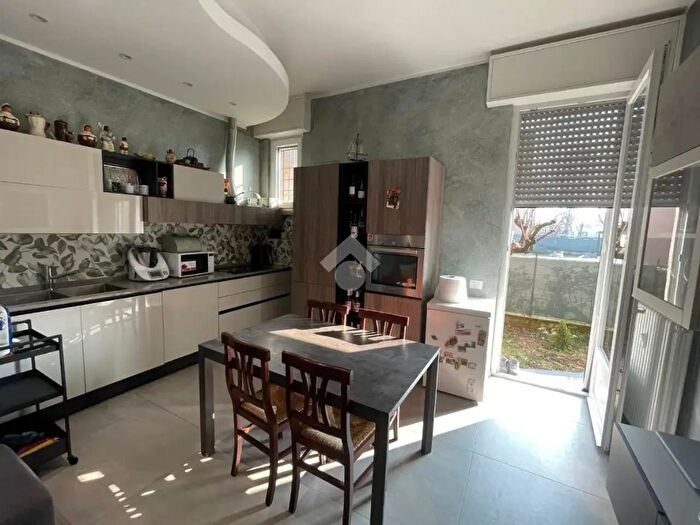 Appartamento quadrilocale in vendita in Via Pompeo Mariani, Monza