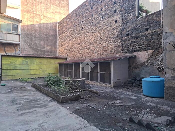 Appartamento con 6 locali in vendita in Via Vincenzo Casagrandi, Catania