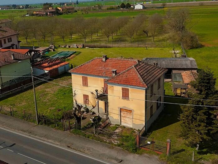Casa quadrilocale in vendita in Strada Provinciale per Pozzolo Formigaro Tortona Alessandria, Tortona