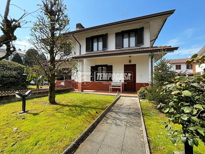 Casa quadrilocale in vendita in Via Santa Maria Mazzarello, Paullo