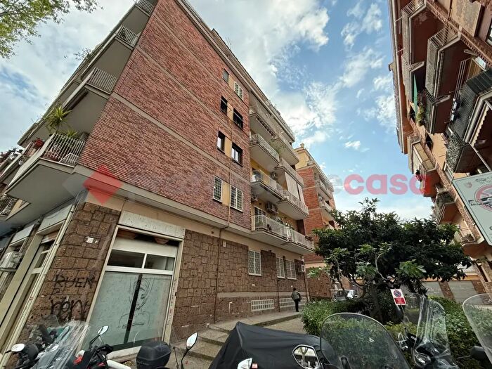 Appartamento trilocale in vendita in Via della Magliana, Roma