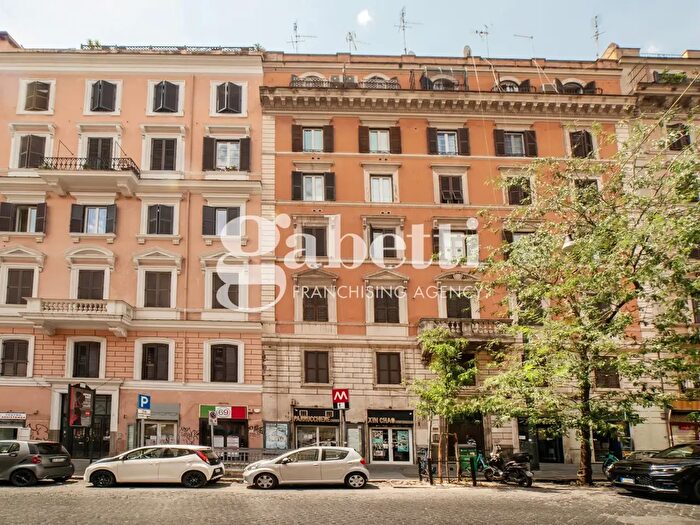 Appartamento trilocale in vendita in Via Carlo Alberto, Roma