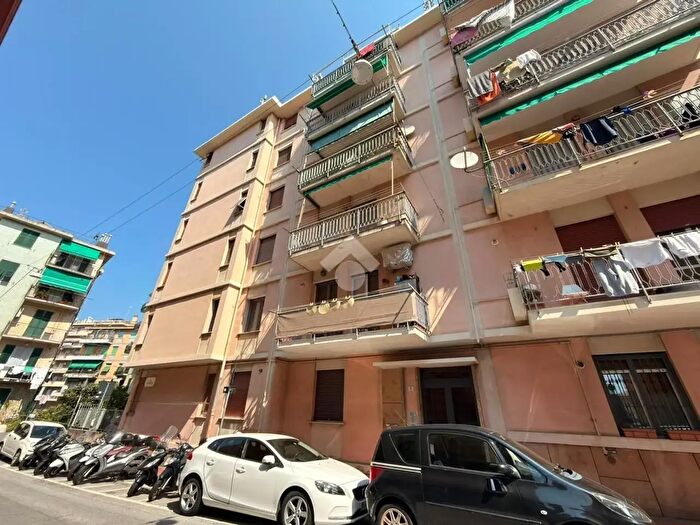 Appartamento trilocale in vendita in Via Laigueglia, Genova