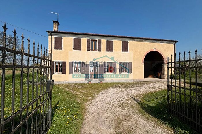 Casa quadrilocale in vendita in Via Euganea Feriole, Selvazzano Dentro